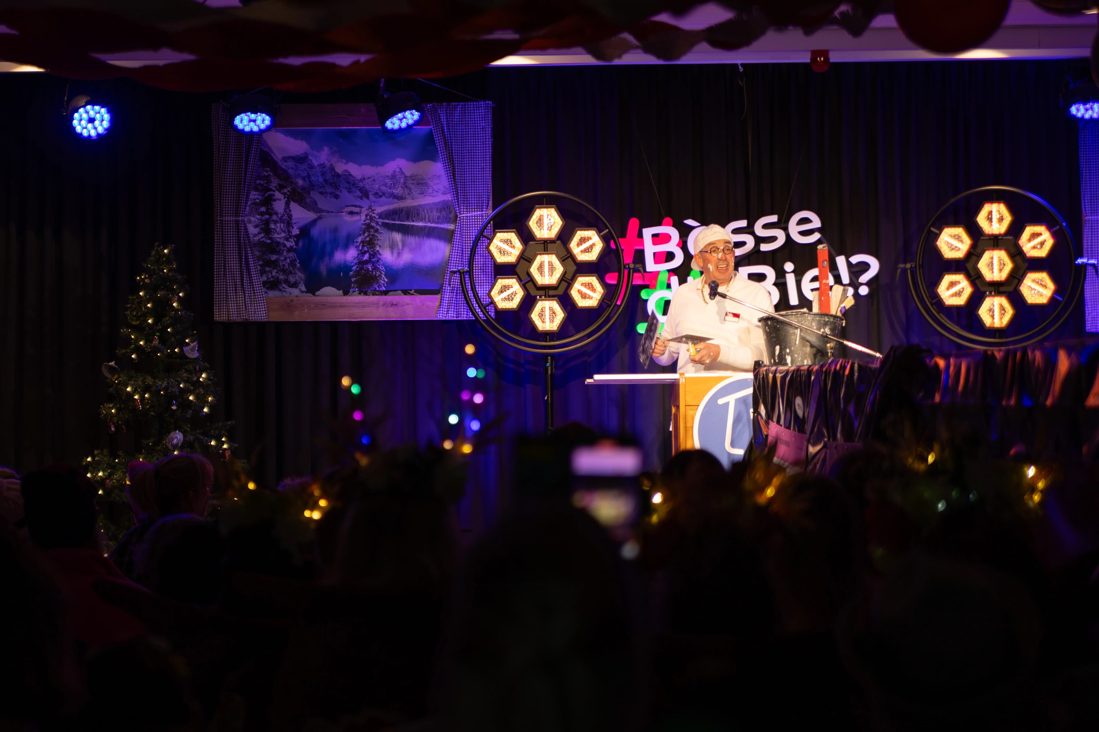 Bezoekers tijdens een evenement van Bèsse d'r Bie in Roosteren